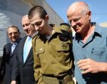 Defense Minister Ehud Barak, Prime Minister Benjamin Netanyahu, IDF Soldier Gilad Shalit and his father, Noam Shalit, after landing at Tel Nof Air Base,